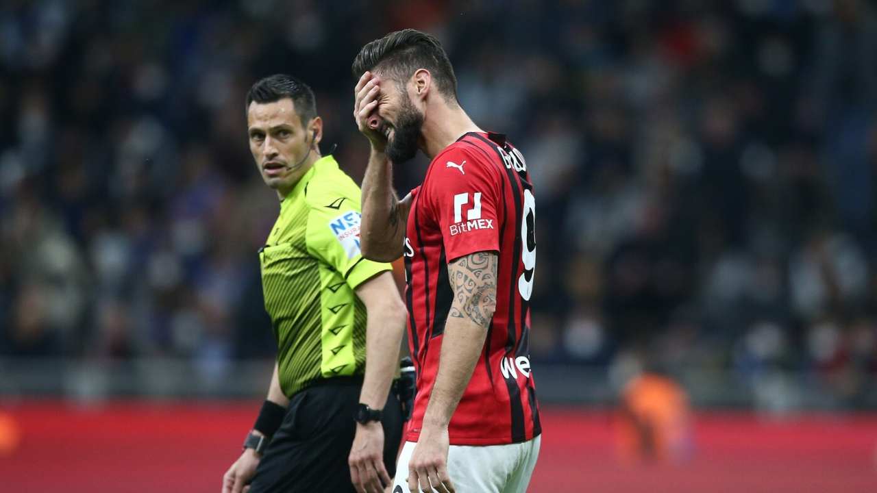 Milan, tifosi contro gli arbitri: lo striscione scatena polemiche