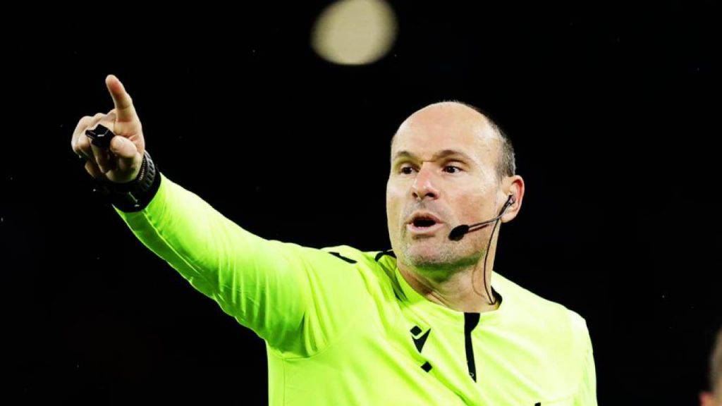 Lahoz, arbitro in Atalanta-Lipsia 20220414 calciotoday