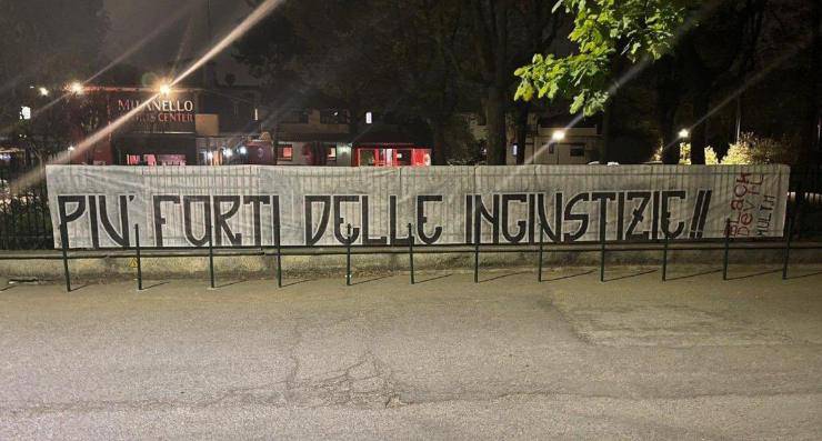 Milan, tifosi infuriati: striscione contro gli errori arbitrali