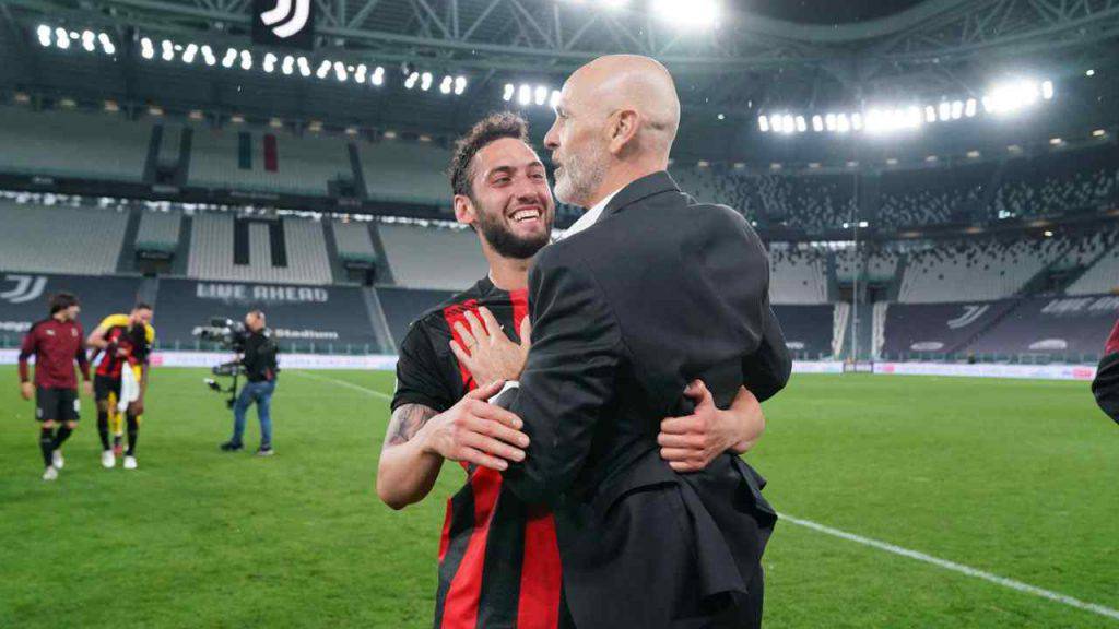 Hakan Calhanoglu e Stefano Pioli