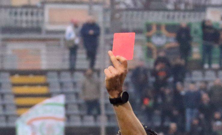 Un cartellino rosso estratto dall'arbitro