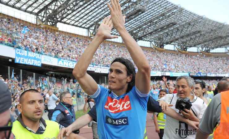 Edinson Cavani saluta i tifosi del Napoli 