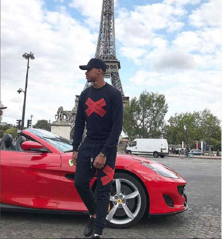 Gabriel a Parigi con la sua Ferrari