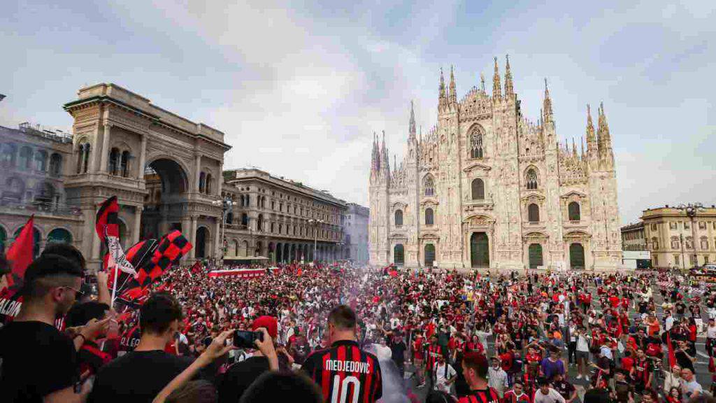 I tifosi del Milan a Piazza Duomo 