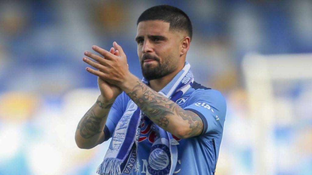 Lorenzo Insigne saluta i tifosi del Napoli