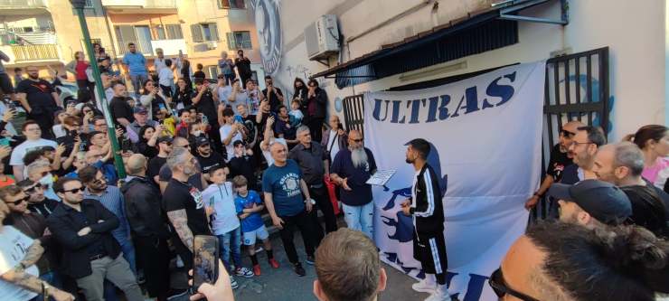 Insigne con gli Ultras della Curva B 20220513 calciotoday