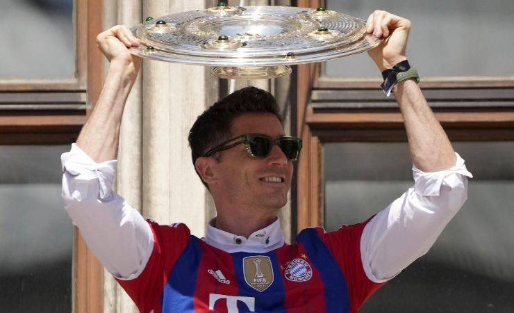 Robert Lewandowski alza la decima Bundesliga consecutive del Bayern Monaco