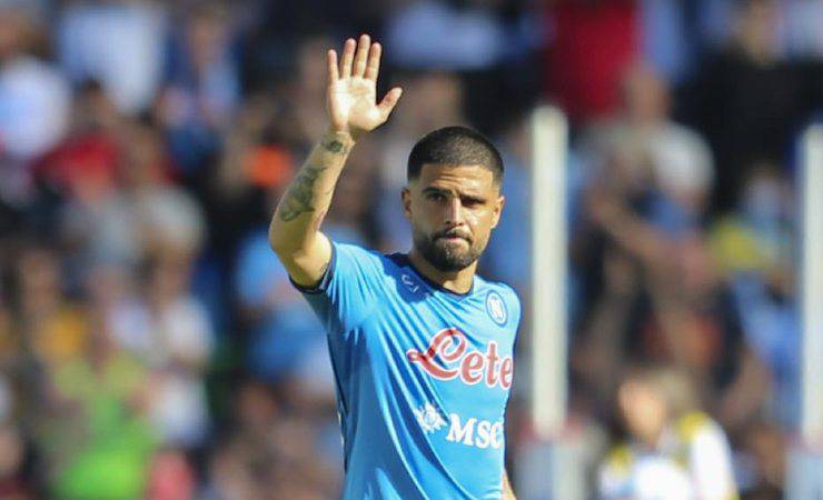 Lorenzo Insigne saluta i suoi tifosi