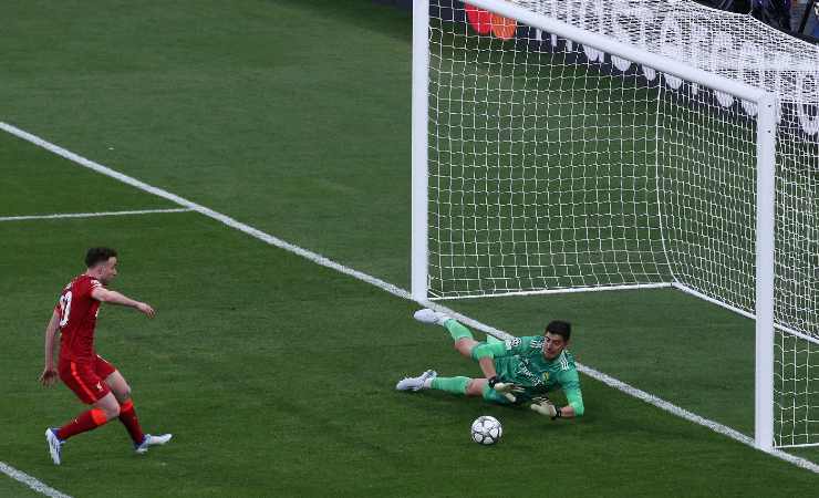 Una parata di Courtois durante la finale di Champions League Liverpool-Real Madrid