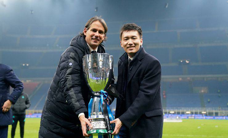 Simone Inzaghi alza la Supercoppa con il presidente Zhang