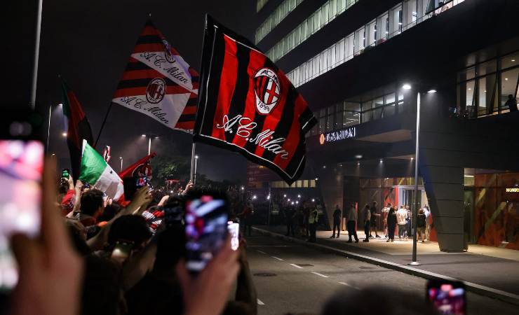 Tifosi a Casa Milan durante la festa Scudetto