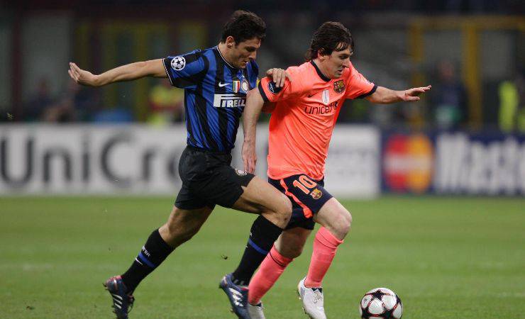 Zanetti e Messi in un match di Champions League 