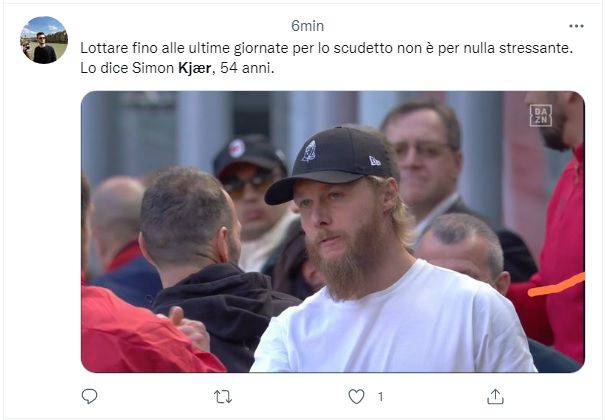 Un tifoso rossonero scherza sul look di Kjaer