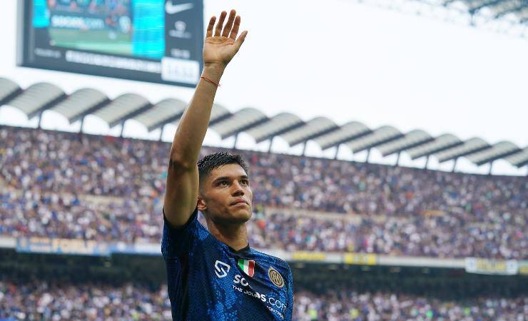 Correa saluta i tifosi dell'Inter