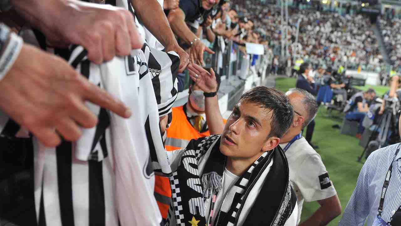 La Juventus saluta Dybala: le durissime reazioni social dei tifosi