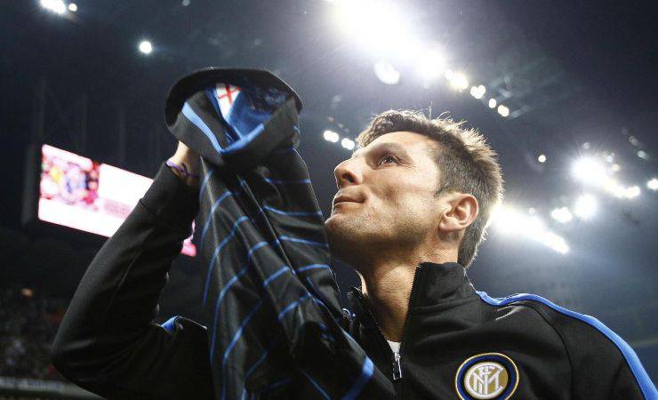 Javier Zanetti bacia la maglia dell'Inter