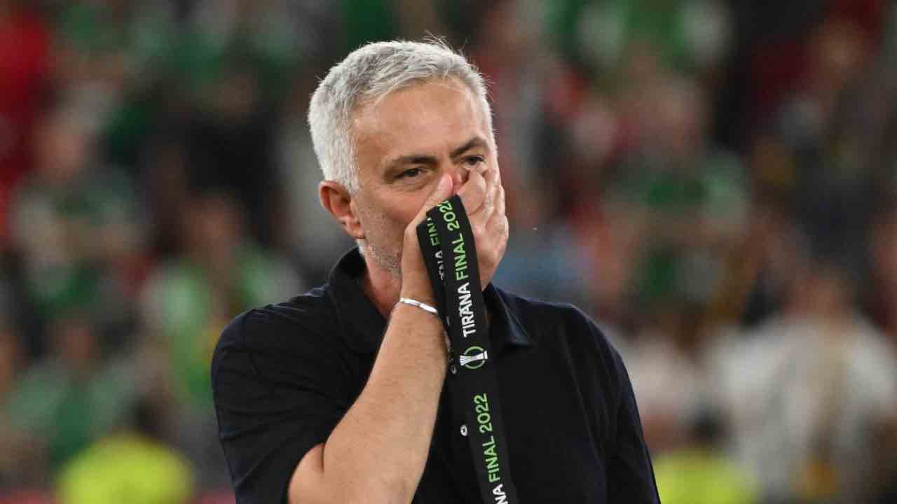 Mourinho murale sfregiato Roma 