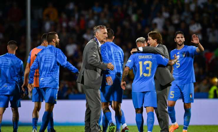 Gli azzurri festeggiano con Mancini