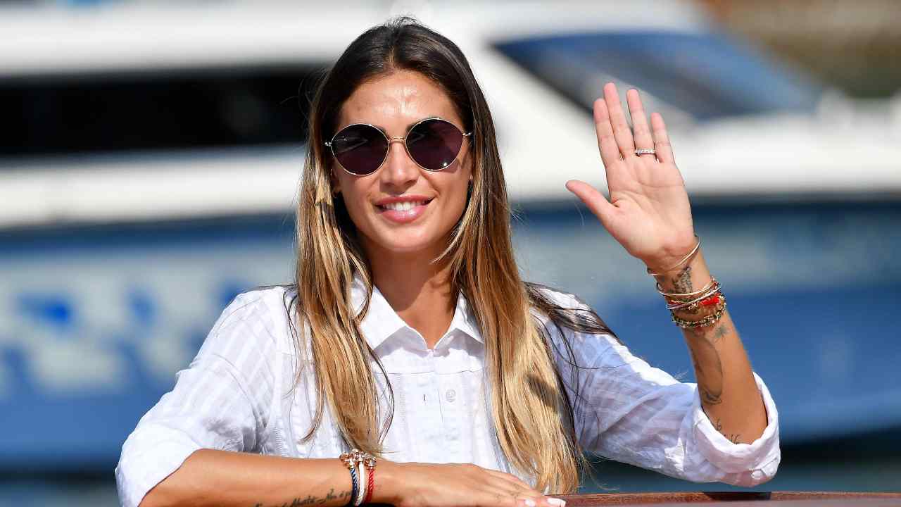 Melissa Satta infiamma i fan: lo scatto in riva al mare è da urlo