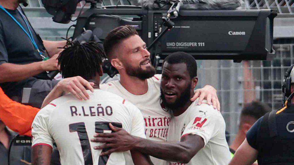 Giroud festeggia con Leao e Kessie