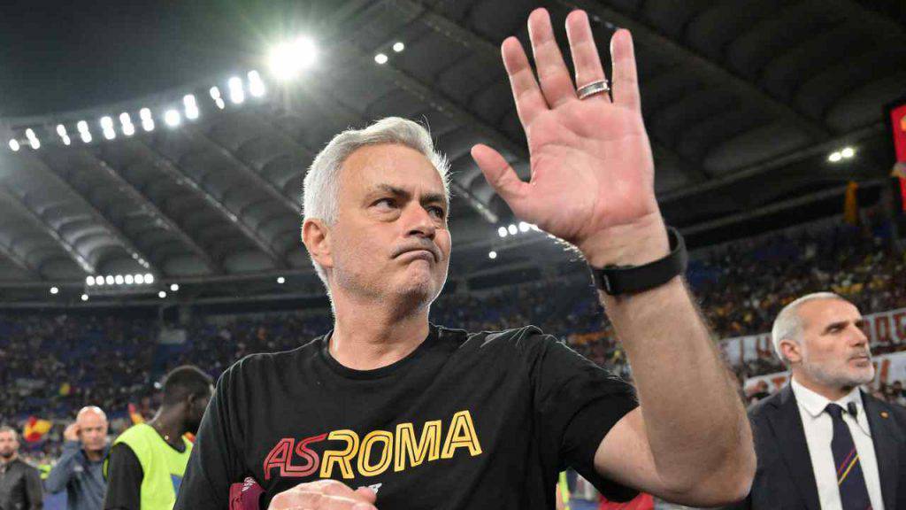 José Mourinho saluta il calciatore in anticipo