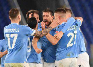 Lazio, caos in ritiro: il gesto del calciatore fa infuriare i tifosi