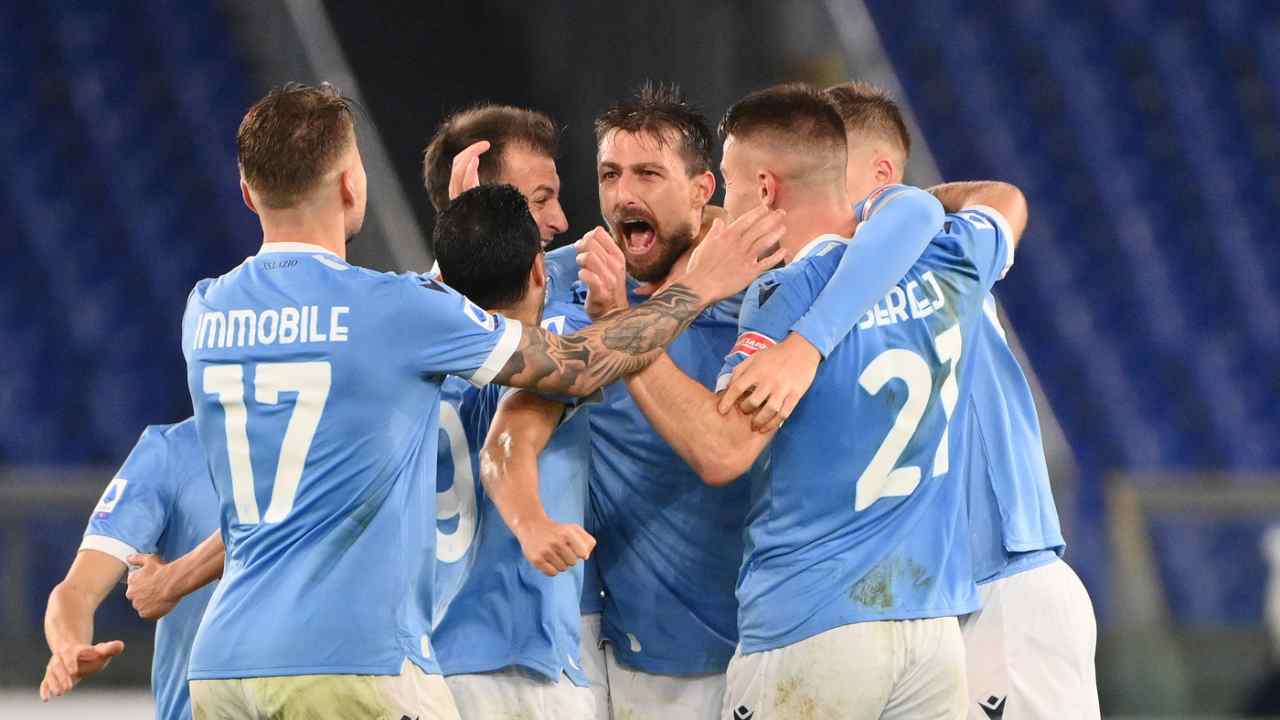 Lazio, caos in ritiro: il gesto del calciatore fa infuriare i tifosi