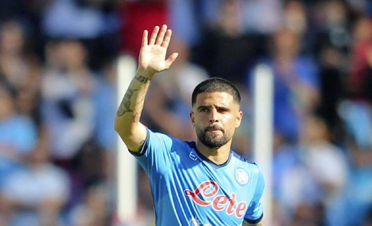 Lorenzo Insigne saluta i suoi tifosi