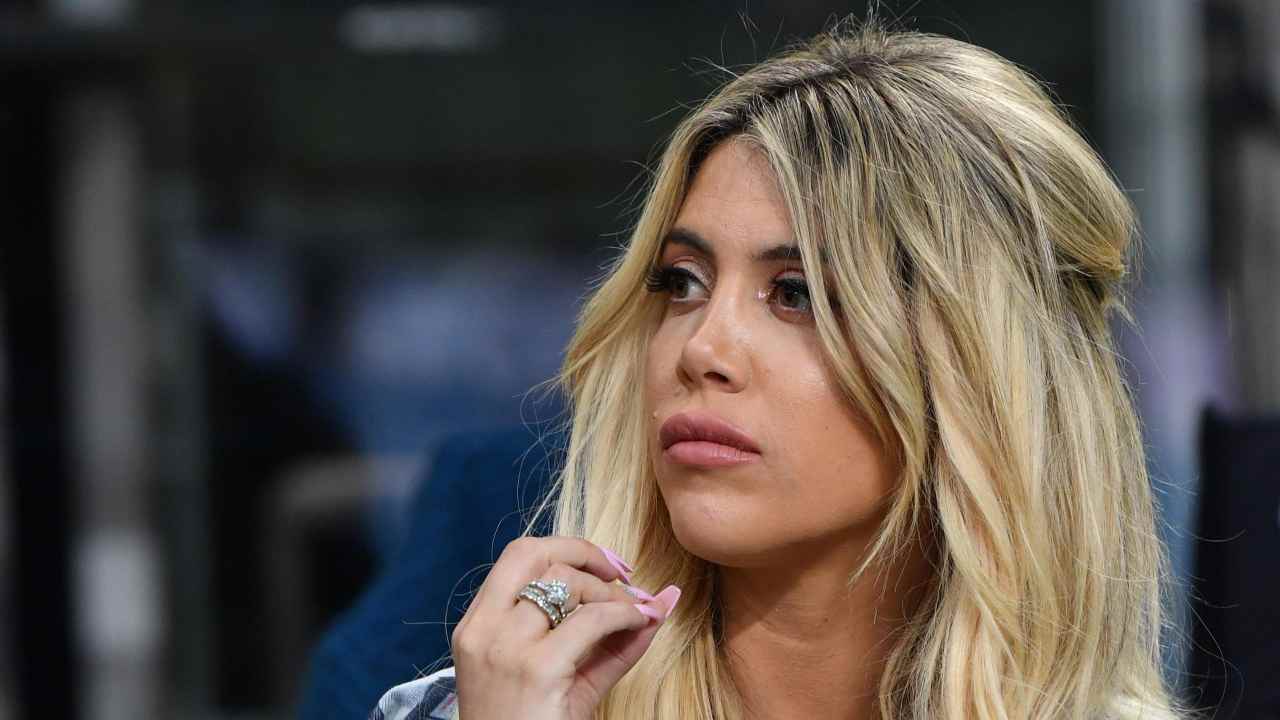 Wanda Nara e il bacio sfiorato: spunta anche la chat con l'uomo misterioso 