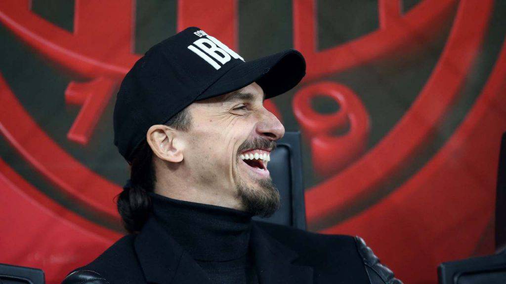 Zlatan Ibrahimovic firma il rinnovo e giocherà un'altra stagione con il Milan