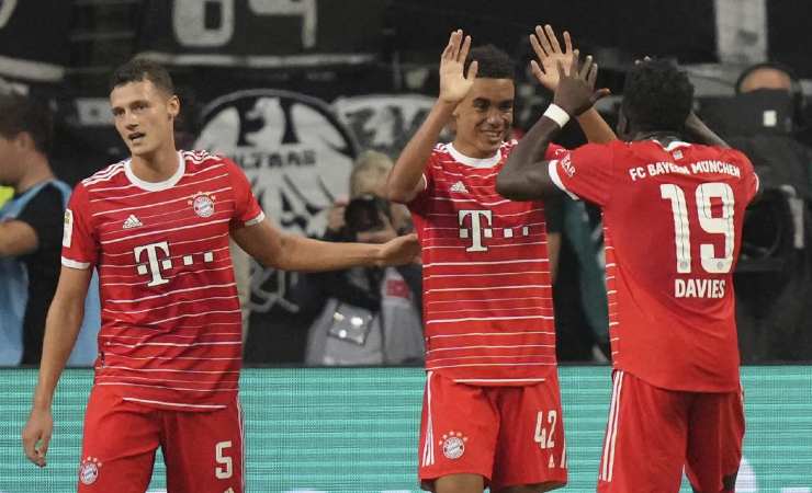 I calciatori del Bayern Monaco festeggiano un gol segnato all'Eintracht Francoforte