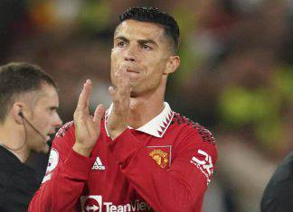 Cristiano Ronaldo reagisce alle critiche: il gesto fa discutere