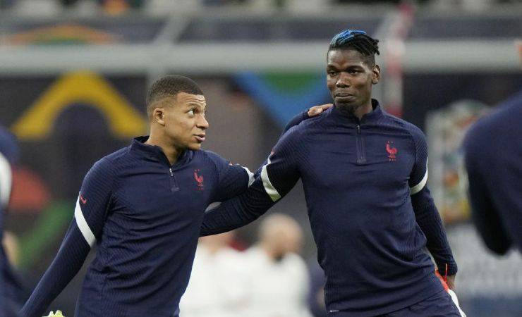 Mbappé e Pogba durante il riscaldamento