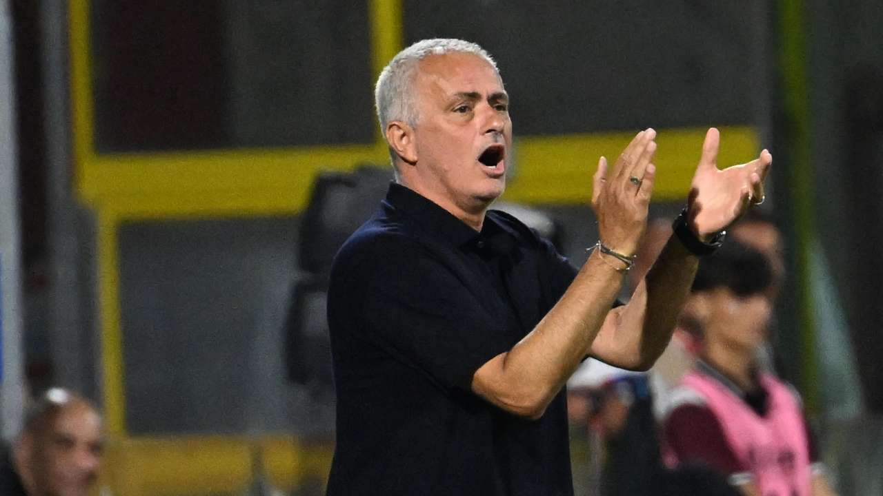 Roma, festa dopo la vittoria: il particolare regalo a Mourinho