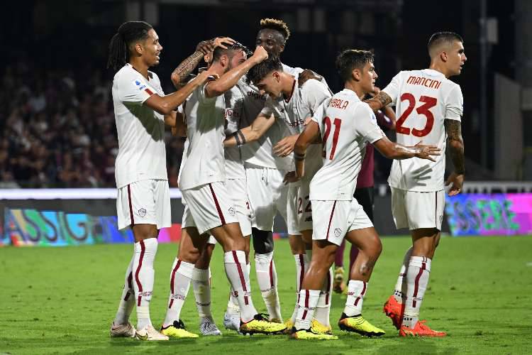 Roma, il regalo all'uscita dallo stadio per Mourinho e la squadra