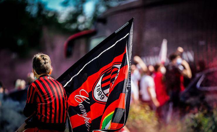 Un piccolo tifoso a Milanello con la bandiera del club rossonero