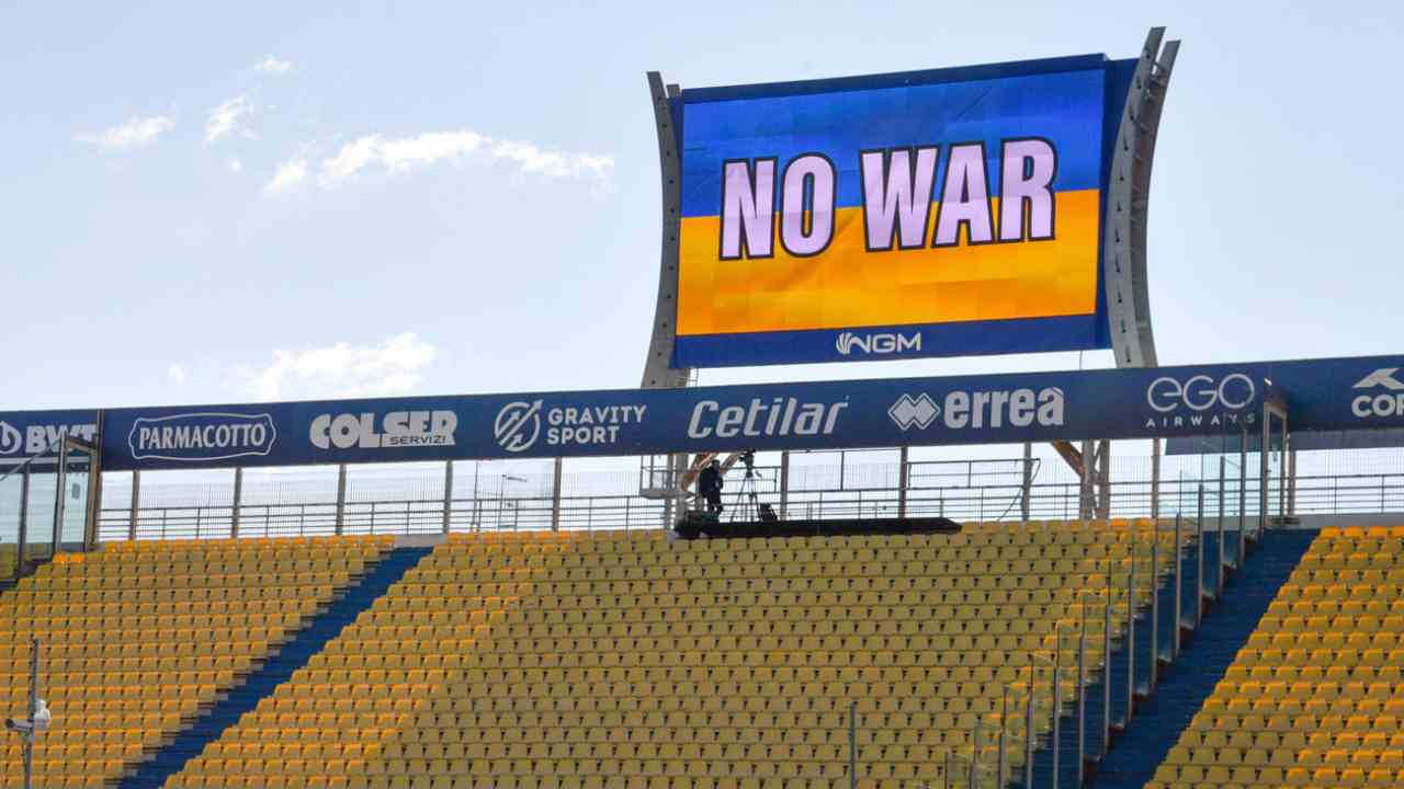 Ucraina, torna il calcio: le regole dettate dalla guerra deludono i tifosi