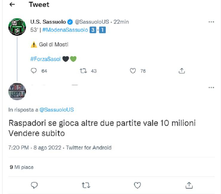 Un tifoso del Sassuolo contrario alla prestazione di Raspadori