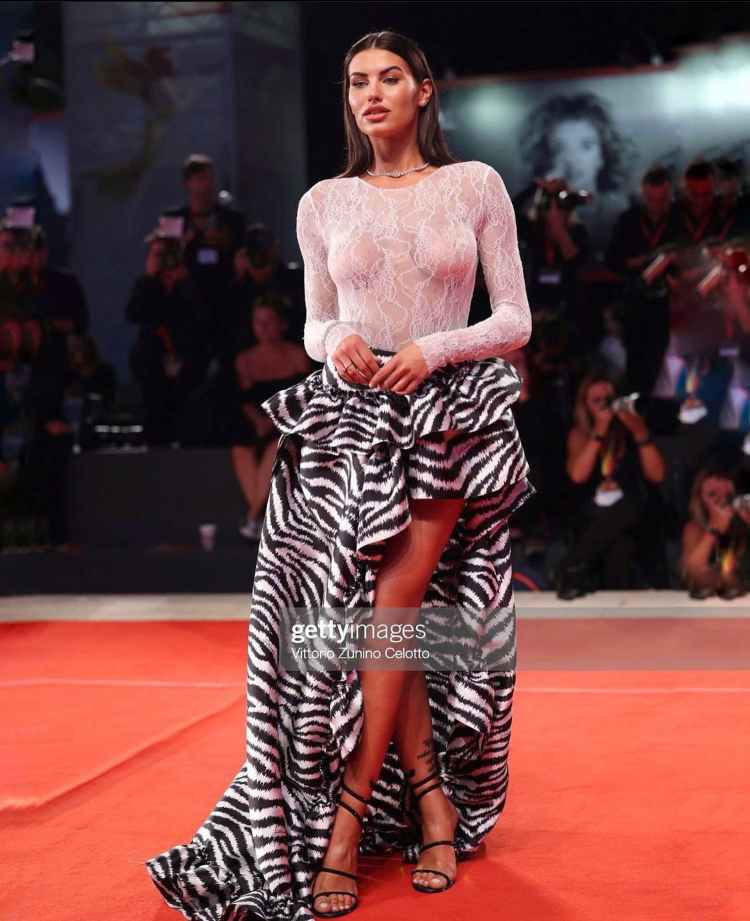 Carolina Stramare conquista i fan: l'abito risalta la sua incantevole bellezza