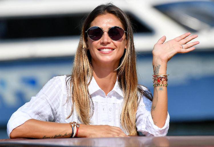 Melissa Satta incantevole al Festival di Venezia: il vestito lascia intravedere tutto