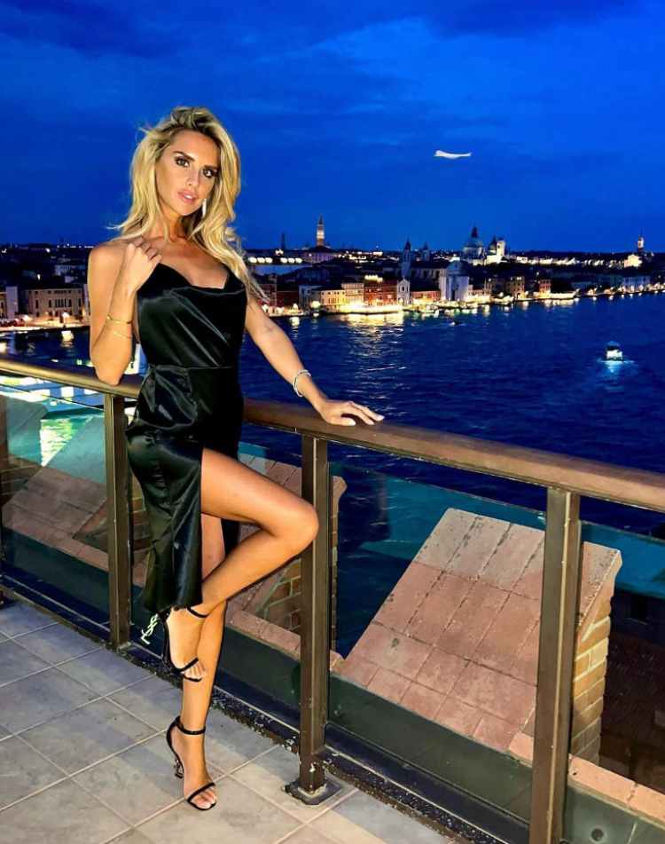 Michela Persico sulla Laguna di Venezia: lo scatto in abito da sera è fantastico