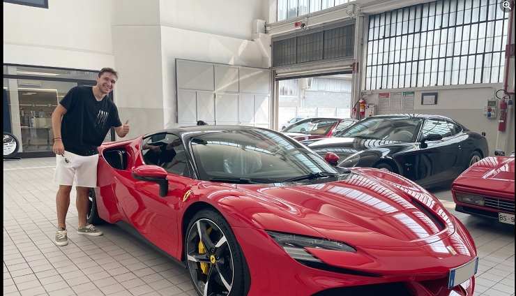 Federico Chiesa con la sua Ferrari