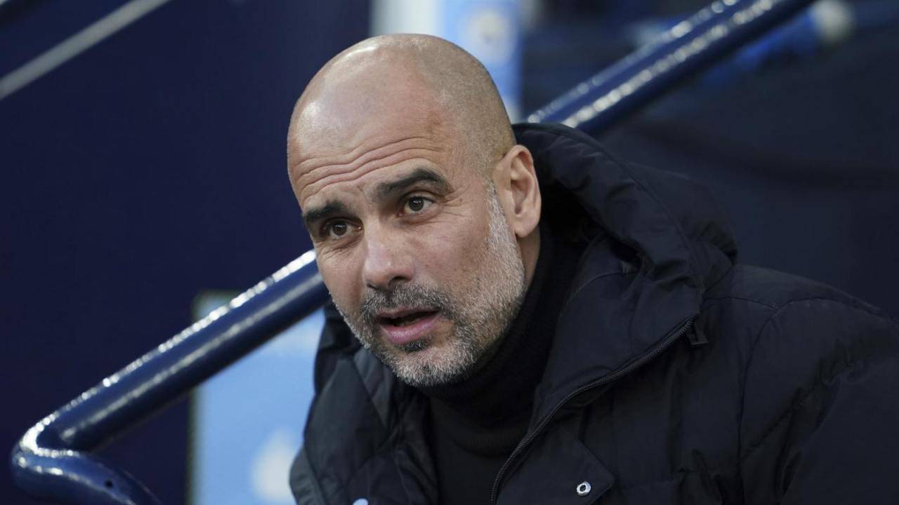 Guardiola, che risate in sala stampa: il curioso "inconveniente" con un giornalista