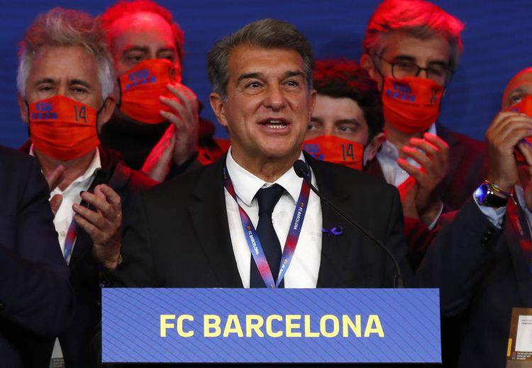 Barcellona, Messi "per sempre" al Camp Nou: l'emozionante annuncio di Laporta