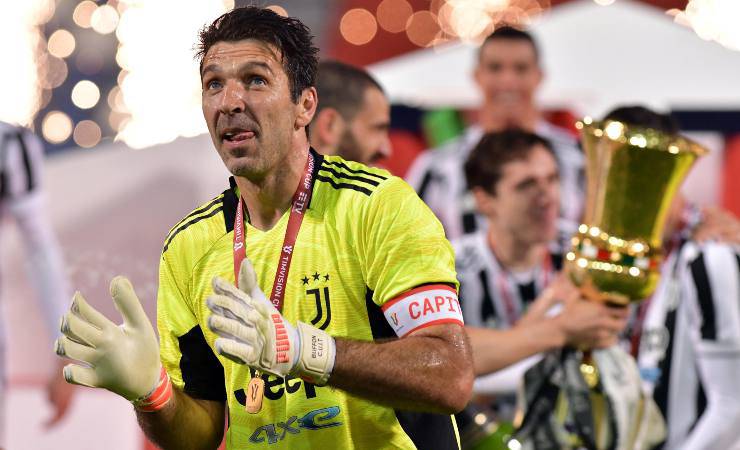 Gianluigi Buffon, 44 anni e ancora tanta voglia di stare in campo ad agguantare palloni. Nella sua lunga e vittoriosa carriera il portiere ha vinto quasi tutto. Già bimbo-prodigio del grande Parma di fine anni 90, la sua carriera alla Juventus lo ha portato a riempire la sua bacheca con tutti i titoli nazionali vinti più e più volte.  Insomma, Champions League a parte, Gigi sa come si vince praticamente tutto, anche il Mondiale, ma soprattutto lo Scudetto. Ecco perché la sua idea su chi la spunterà in questa stagione ha sorpreso tutti.