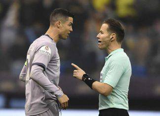 Arriva Messi, Ronaldo furioso: spintone all'avversario