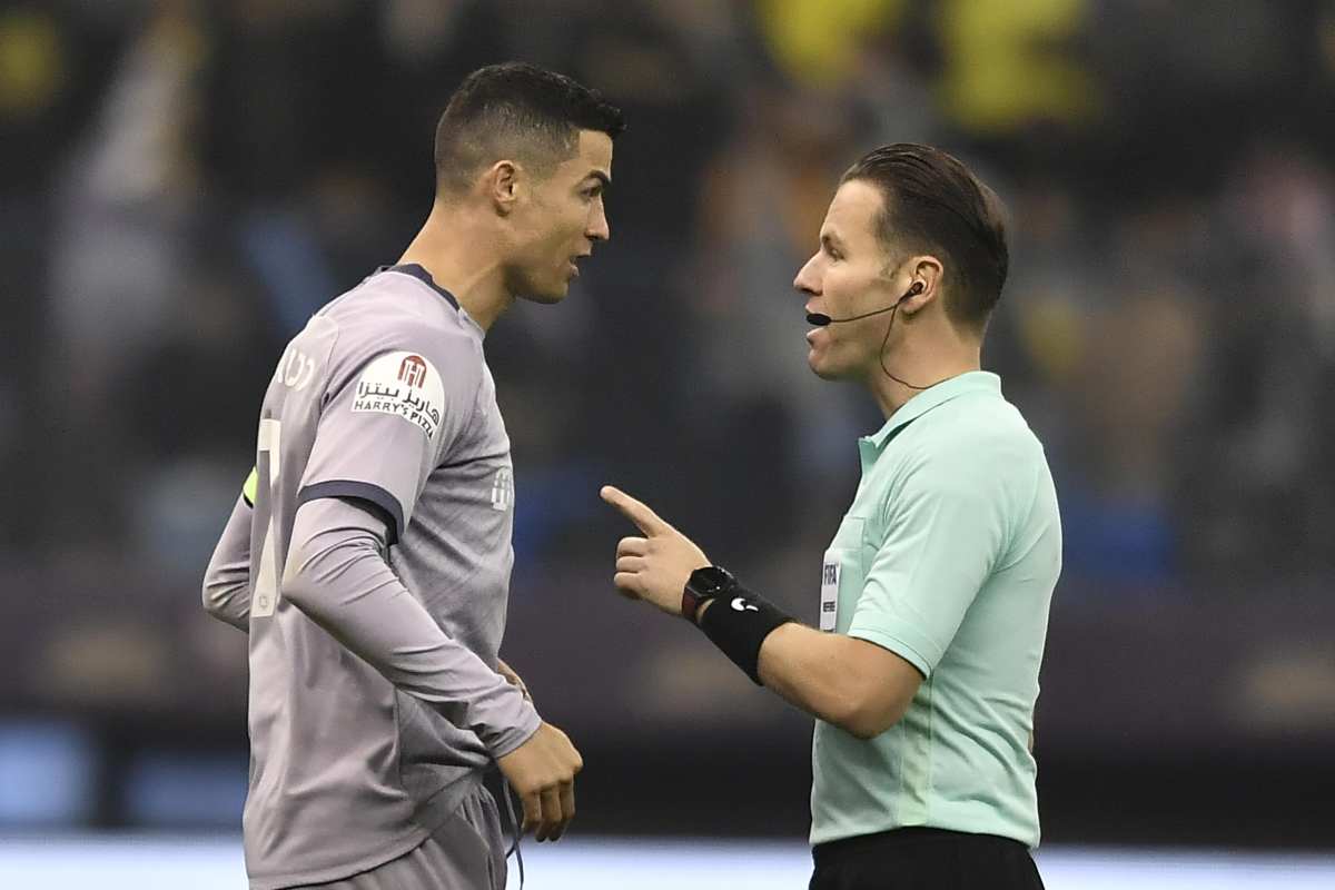 Arriva Messi, Ronaldo furioso: spintone all'avversario