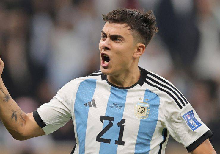 Paulo Dybala ascolta 'La mano de Dios' a tutto volume