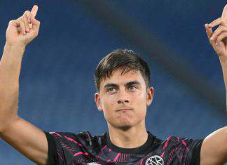 Paulo Dybala ascolta 'La mano de Dios' a tutto volume