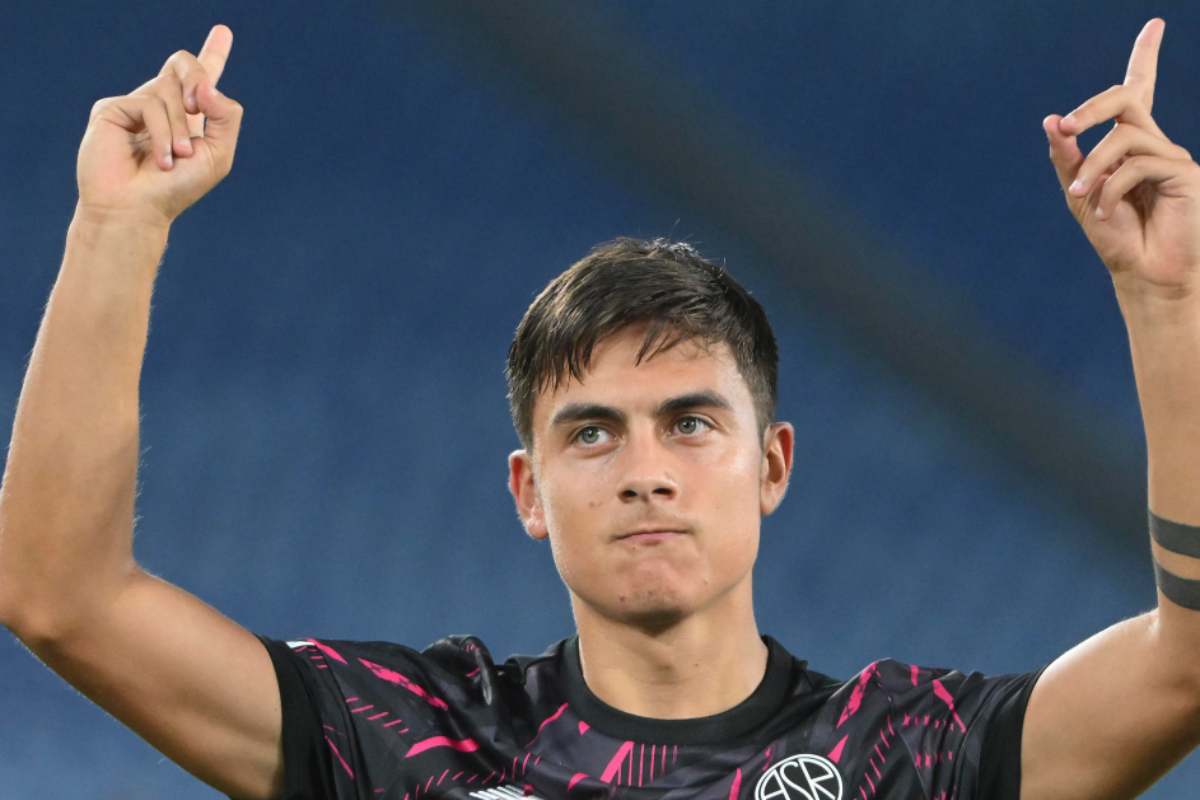 Paulo Dybala ascolta 'La mano de Dios' a tutto volume 